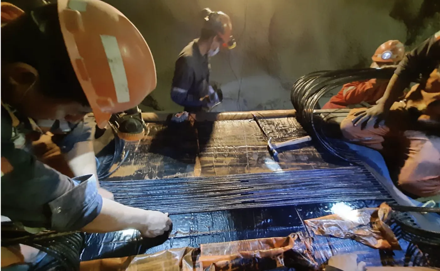 Cuadrilla vulcanizando un empalme de banda en sitio