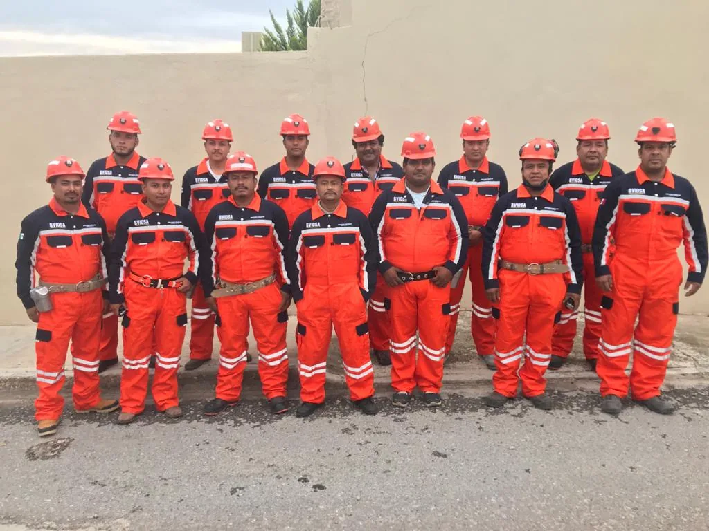 Cuadrilla técnica BVIOSA — 13 técnicos con uniforme y EPP