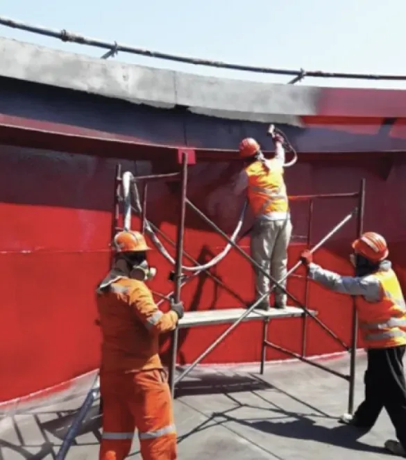 Cuadrilla BVIOSA aplicando polyurea en spray sobre tanque desde andamio
